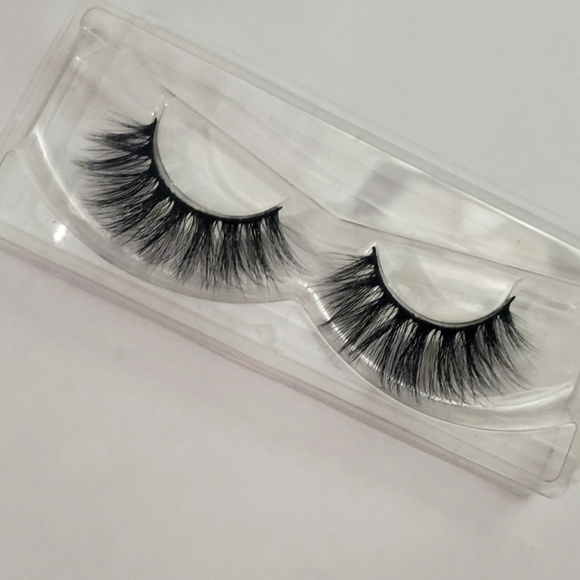 Lashes - Picture 1 of 2